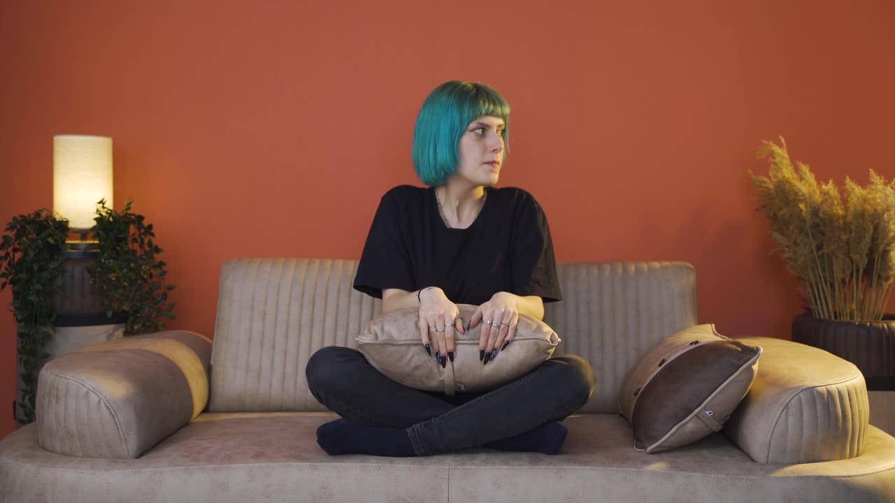 la joven se balanceaba nerviosamente en su asiento.