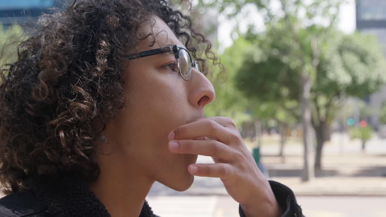 hombre silbando en la calle 4k