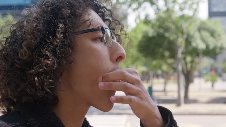 Uomo che fischietta per strada 4k