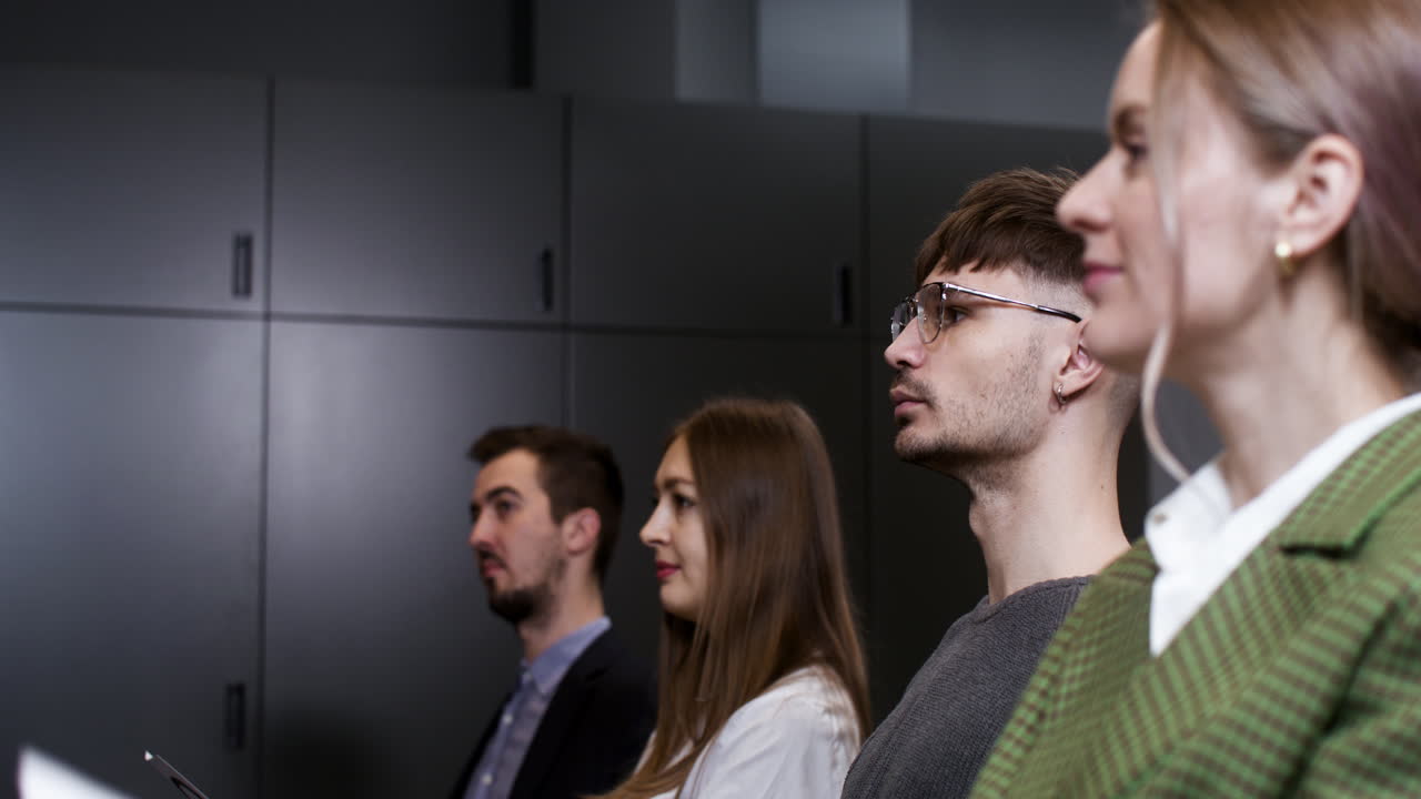 경매 세션에 있는 사람들