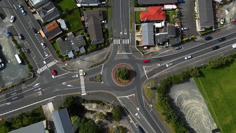 Vista-De-Arriba-Hacia-Abajo-De-Carreteras-E-Intersecciones-En-La-Ciudad-De-Dunedin,-Nueva-Zelanda---Disparo-De-Drones