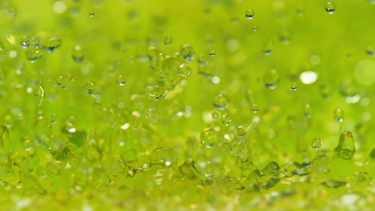 la soda amarilla salpica y hace un patrón en cámara lenta y macro - líquido abstracto