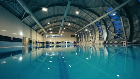 Hermosa-Piscina-Interior-Vacía