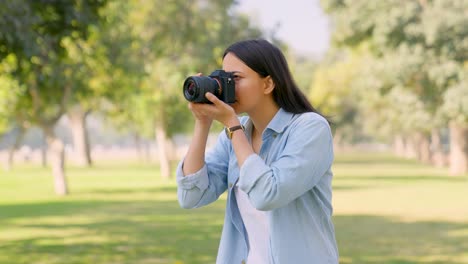 indian girl clicking photos