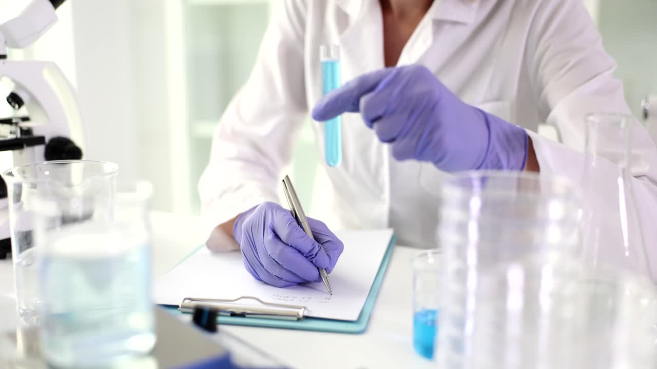 Científico trabajando en un laboratorio