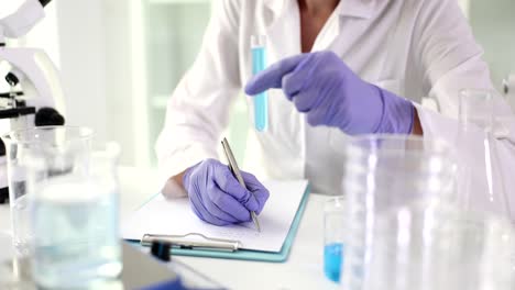 científico que trabaja en un laboratorio