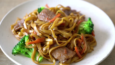 stir-fried noodle with pork - asian style