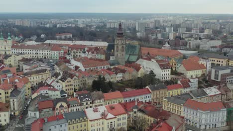 Vista-Aérea-De-La-Torre-Del-Reloj-Y-La-Catedral-Gótica-Rodeada-De-Edificios-En-Hradec-Kralove,-República-Checa