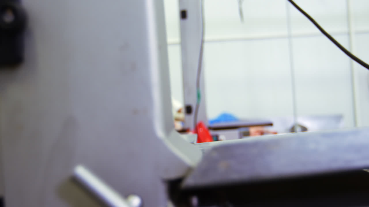 sección media de los carniceros colocando carne roja picada en la mesa de trabajo