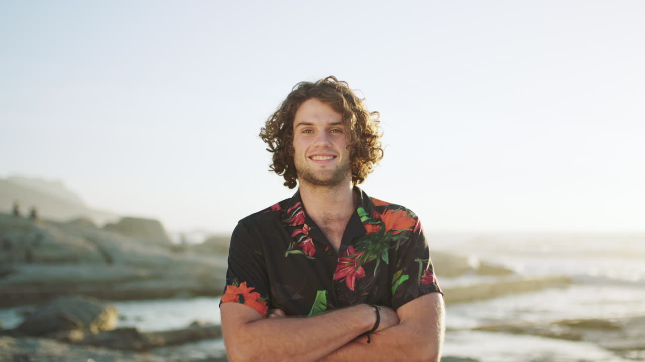 playa, verano y retrato de un hombre de vacaciones