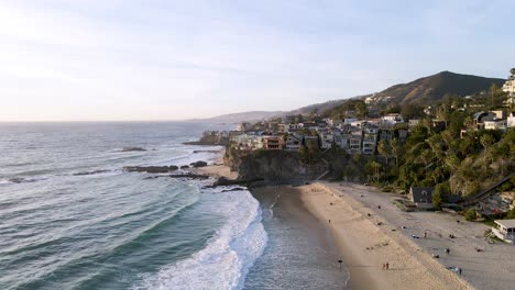 Luftaufnahme-Der-Wunderschönen-Meereslandschaft-Bei-Sonnenuntergang-Mit-Goldenem-Strand,-Entspannenden-Menschen-Und-Luxuriösen-Hotelresorts