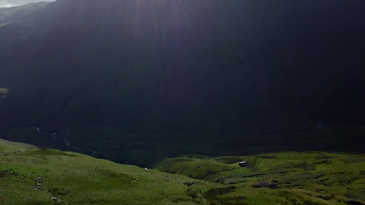 vista aérea de las verdes montañas y valles