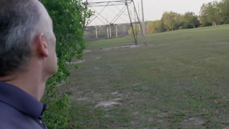 un hombre caucásico esquizofrénico de mediana edad es seguido y huye, viaja al aire libre