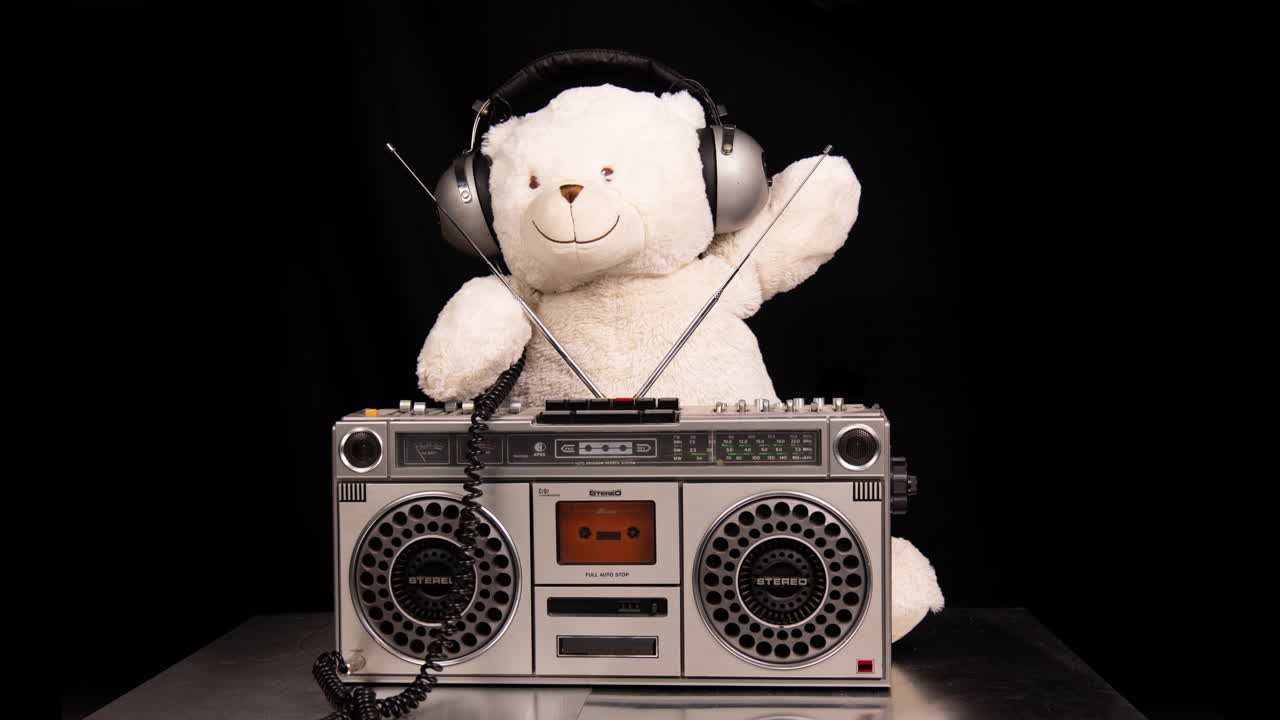 dj de oso de peluche con reproductor de casetes retro