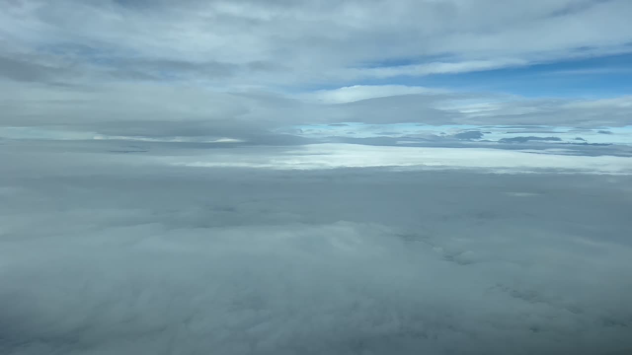 experiencia de vuelo inmersiva a través de un cielo lleno de nubes esponjosas, como lo ven los pilotos
