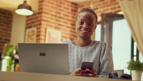 African-american-freelancer-uses-phone