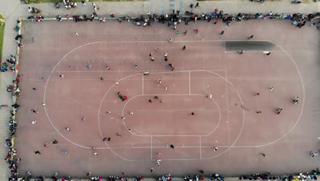 vista aérea vertical pista de patinaje con mucha gente montevideo uruguay