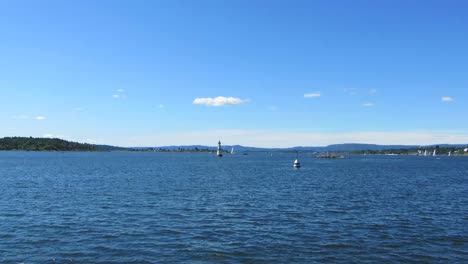 Vista-Desde-El-Barco-En-Movimiento-En-El-Lago-Soleado-En-Verano