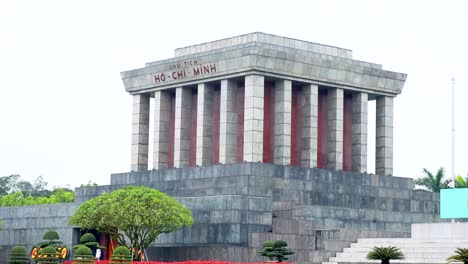 mausoleo icónico con vegetación circundante en hanoi