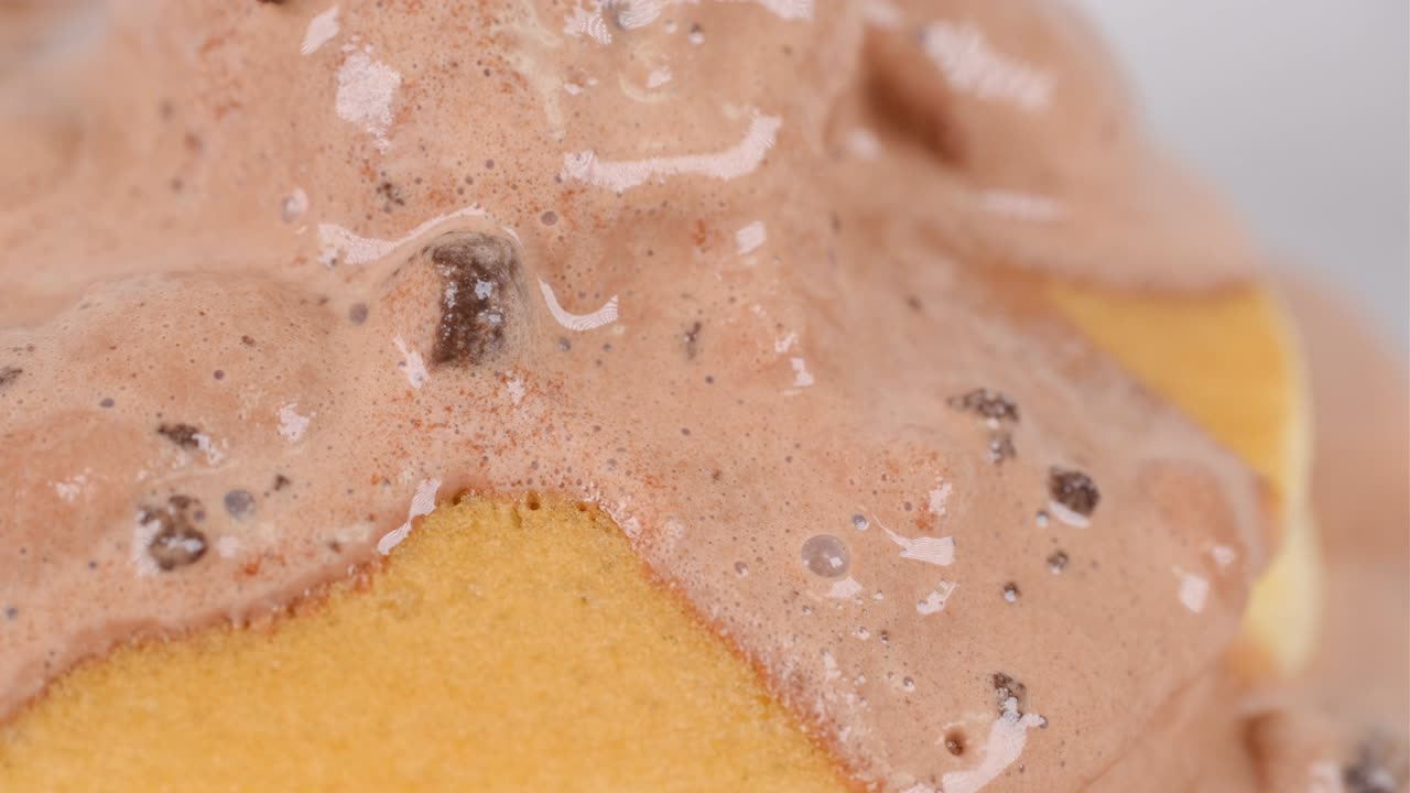 초콜릿 쿠키 아이스크림과 함께 팬케이크