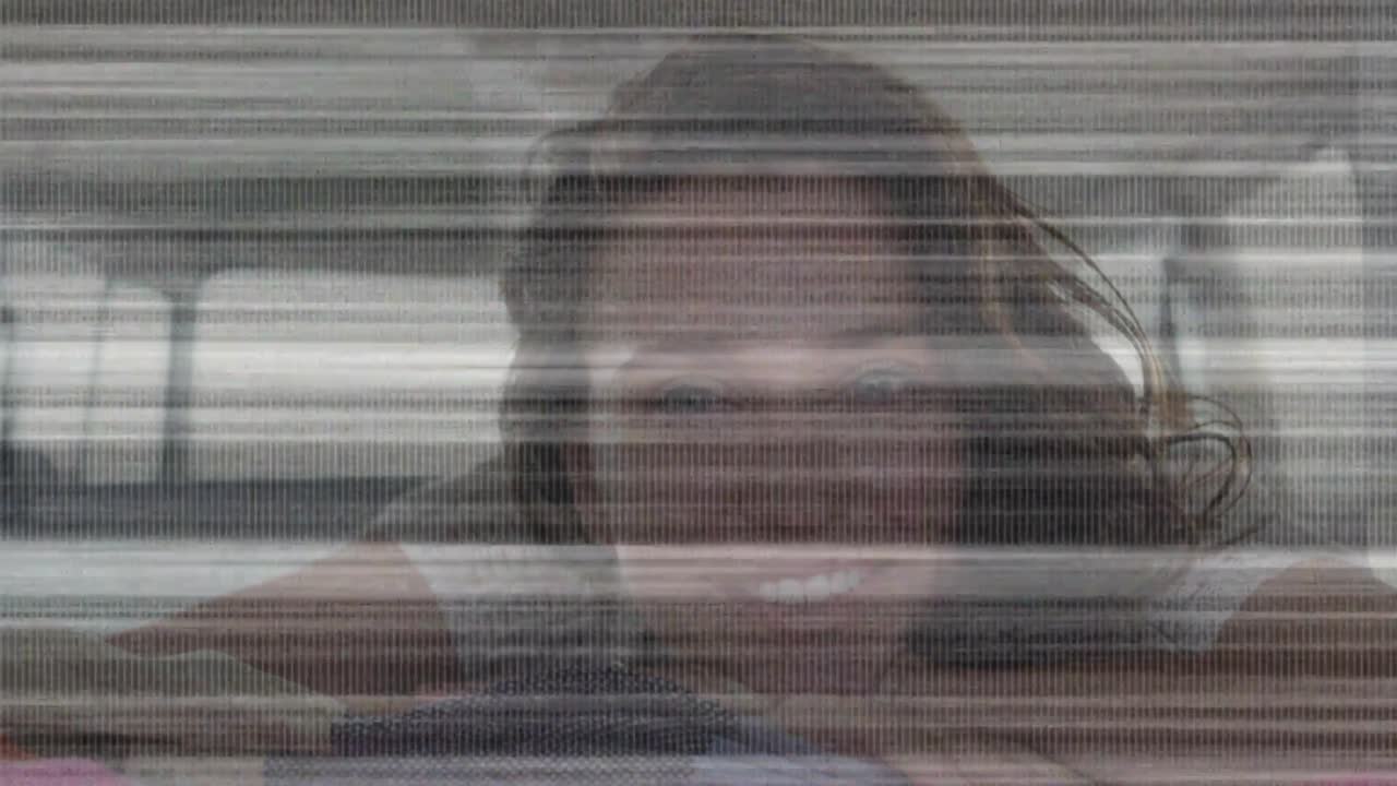 Mujer sentada en un coche, inclinándose, ladeándose, moviendo el pelo, sonrisa o expresión neutra, un glitch en bucle ocultando el rostro para tecnología.