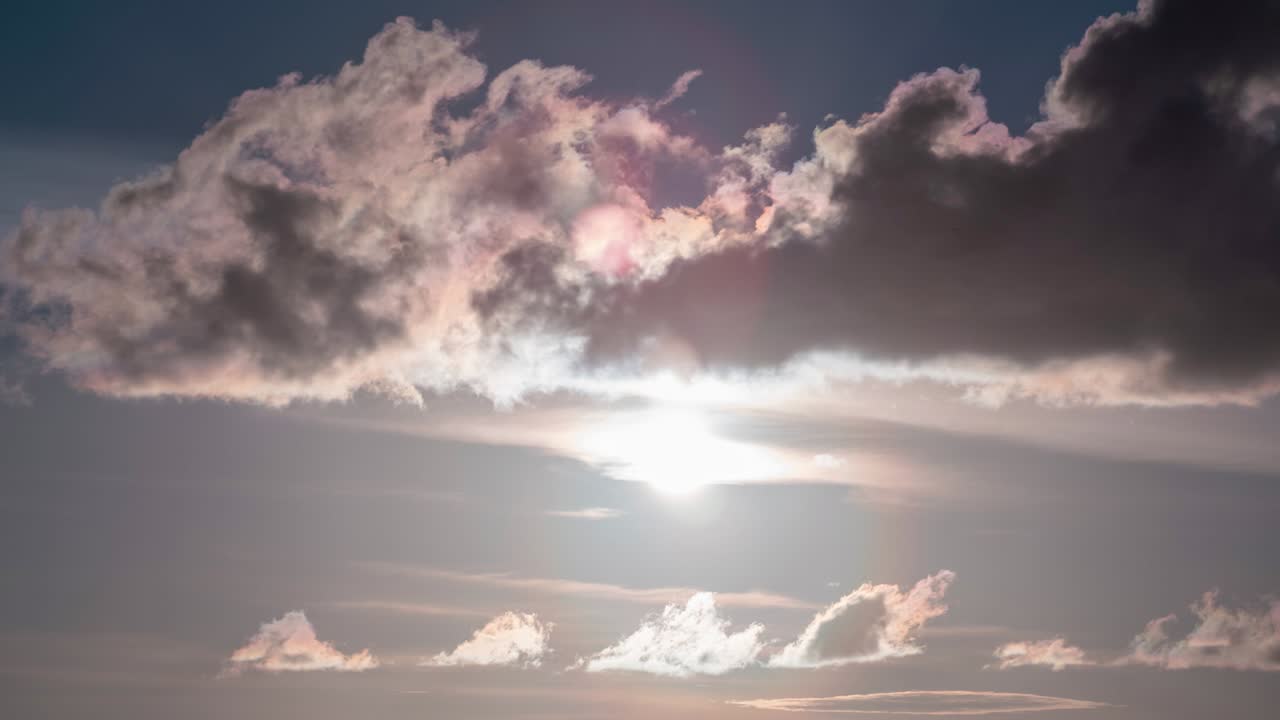increíble naturaleza cielo de nubes dramáticas con lente flare en un cielo azul como una nube blanca esponjosa se acerca y lo oscurece enviando rayos de luz y sombras de la nube tiempo lapse fondo de la naturaleza