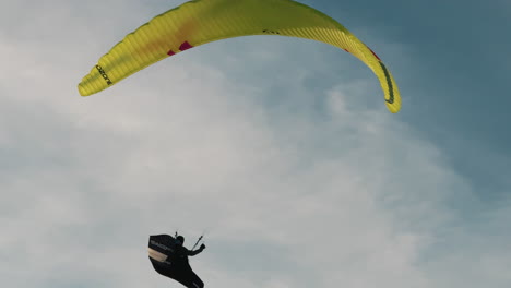 parapenteando en el cielo