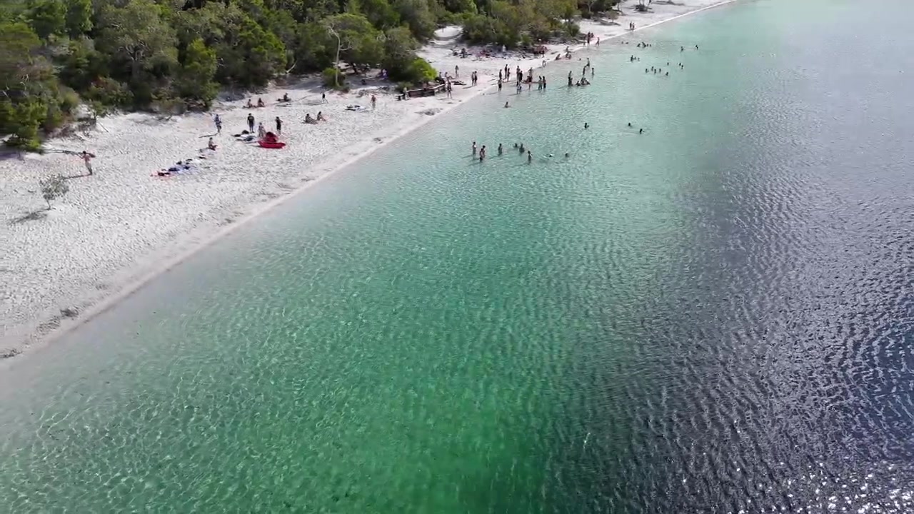 Ripresa con drone da una spiaggia