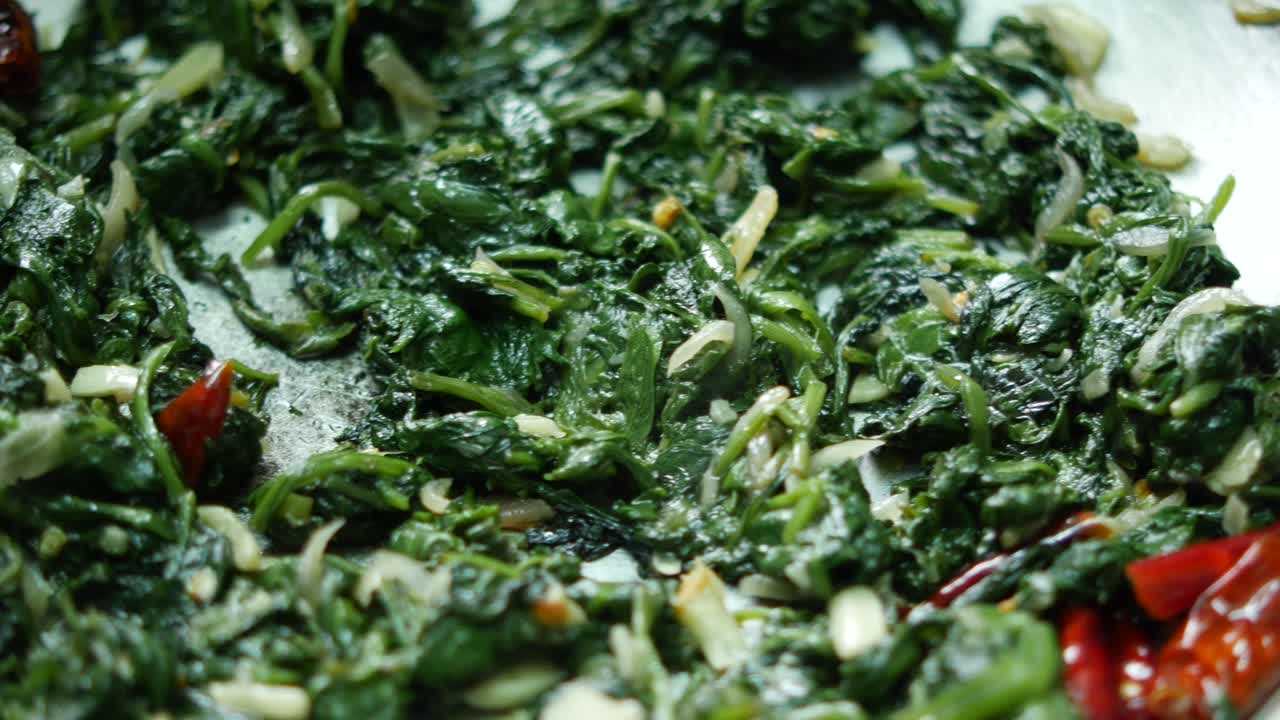 espinacas salteadas con cebollas y especias