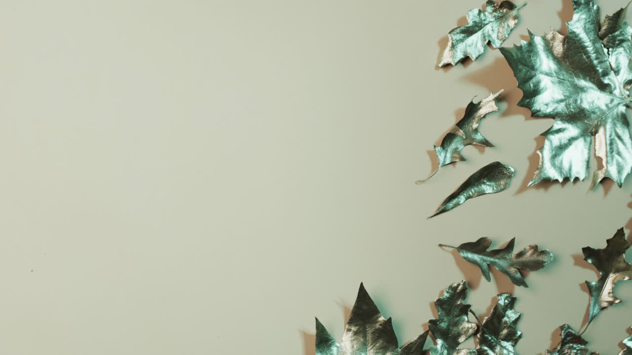 녹색 배경에 복사 공간과 함께 할로윈 가을 금속 잎의 비디오