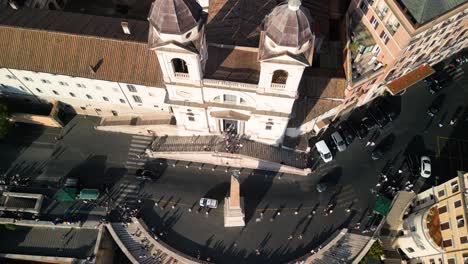 Drone-Descendente-Disparado-Sobre-La-Piazza-Della-Trinita-Dei-Monti-En-Roma,-Italia