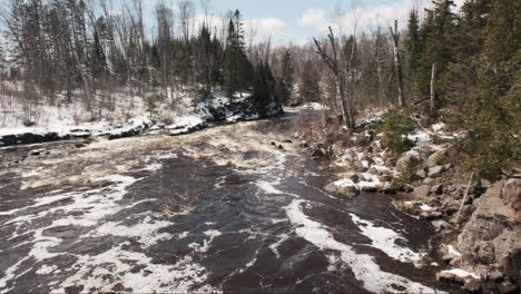 El-Agua-De-Deshielo-De-Primavera-Fluye-A-Través-De-Un-Paisaje-Rocoso-Del-Norte-De-Minnesota.