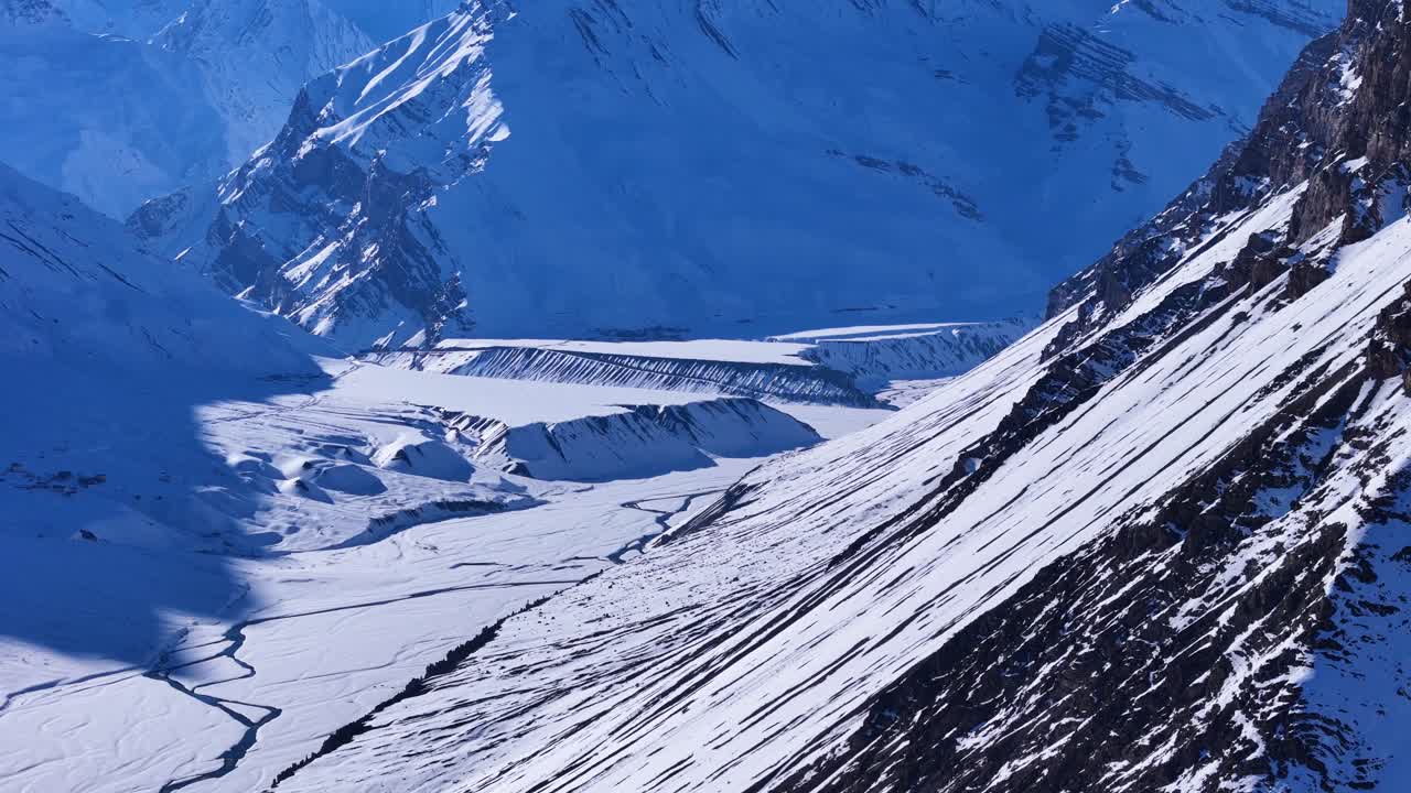 paisaje de valle de montaña nevado