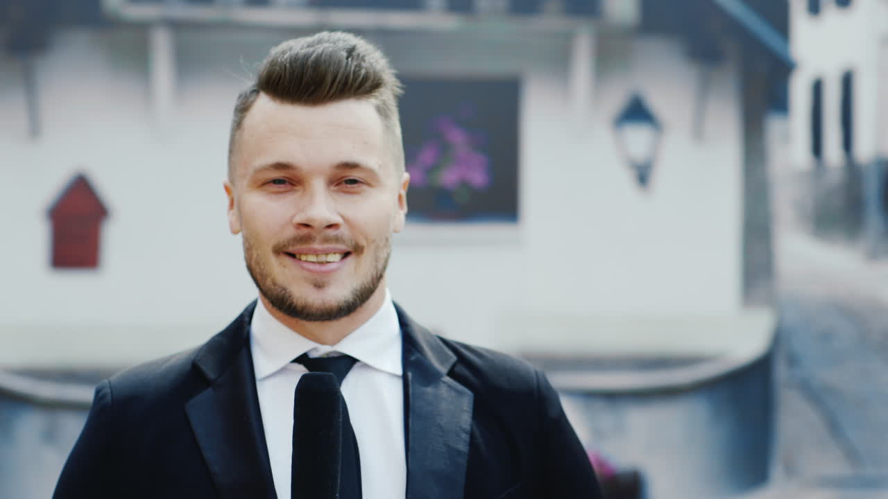 элегантный смелый мужчина говорит в микрофон 1