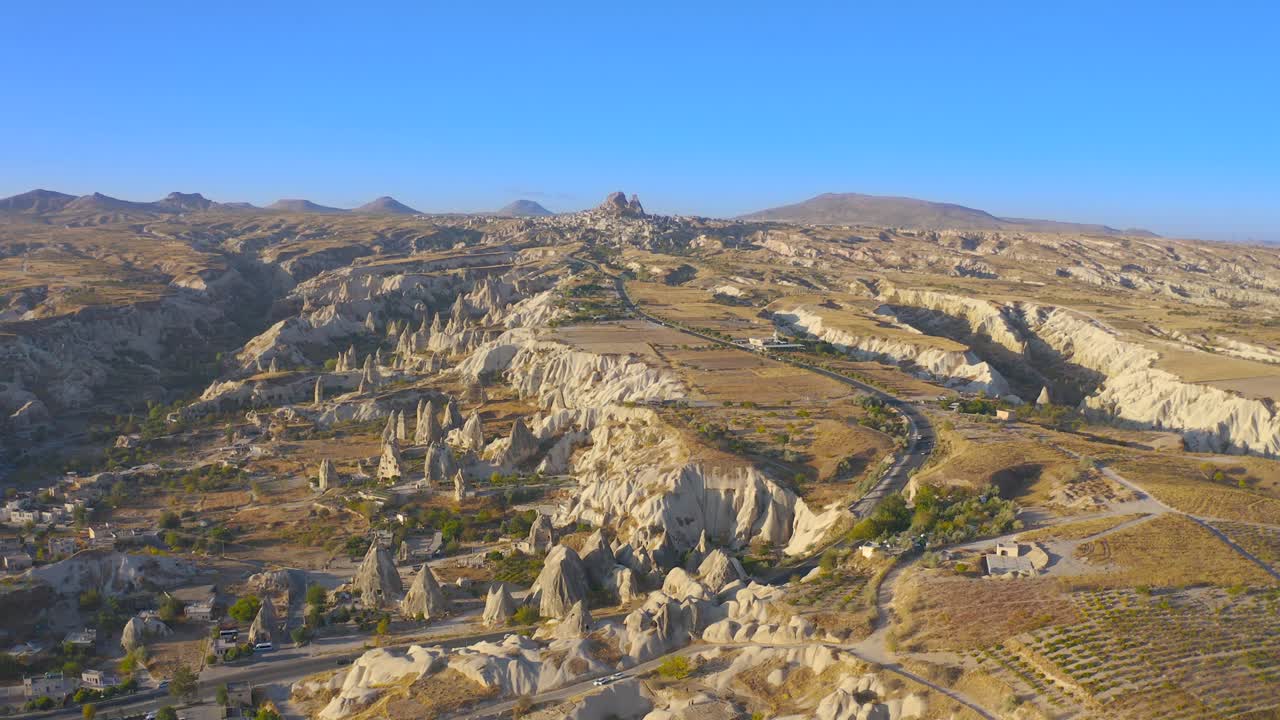 카파도키아 공중 드론 뷰 모래 화산 형성과 우치사르로 이어지는 도로 (kayseri, cappadocia, turkey - 2020)