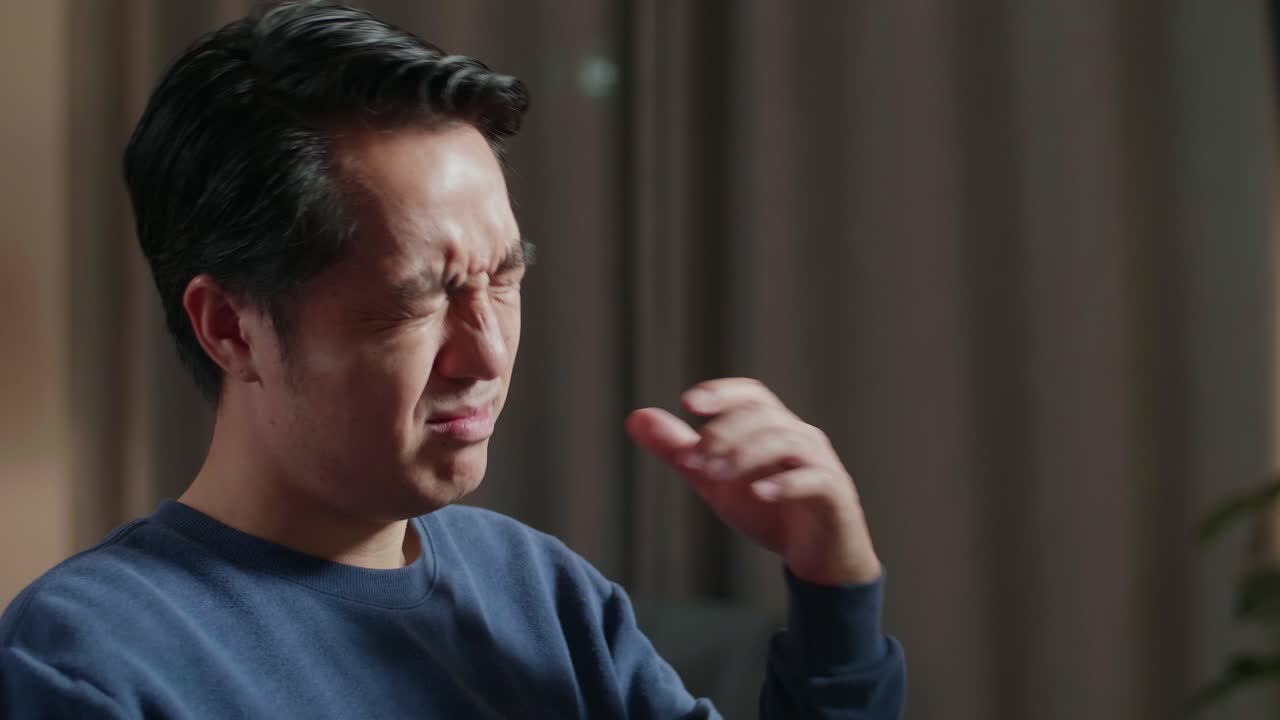 손에 머리를 들고 있는 남자