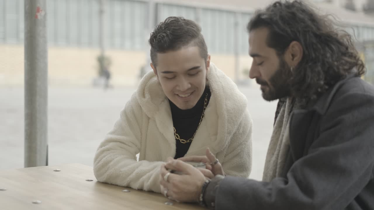 테이블에 앉아 있는 두 남자