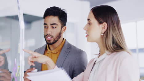 Gente-De-Negocios,-Trabajo-En-Equipo-Y-Lluvia-De-Ideas