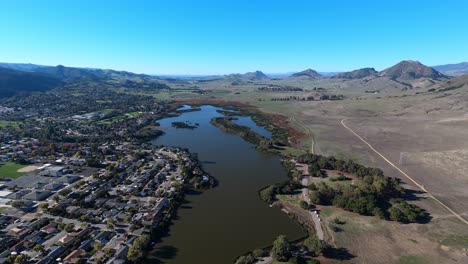 una toma aérea diurna de verano de san luis obispo en el sur de california
