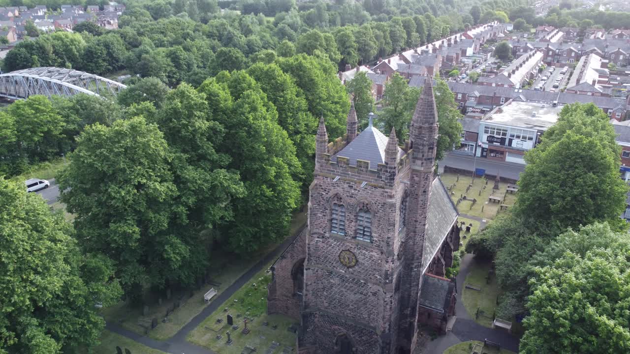 vista aérea sobre la ciudad rural inglesa bosque campo idílico campanario de la iglesia y el cementerio