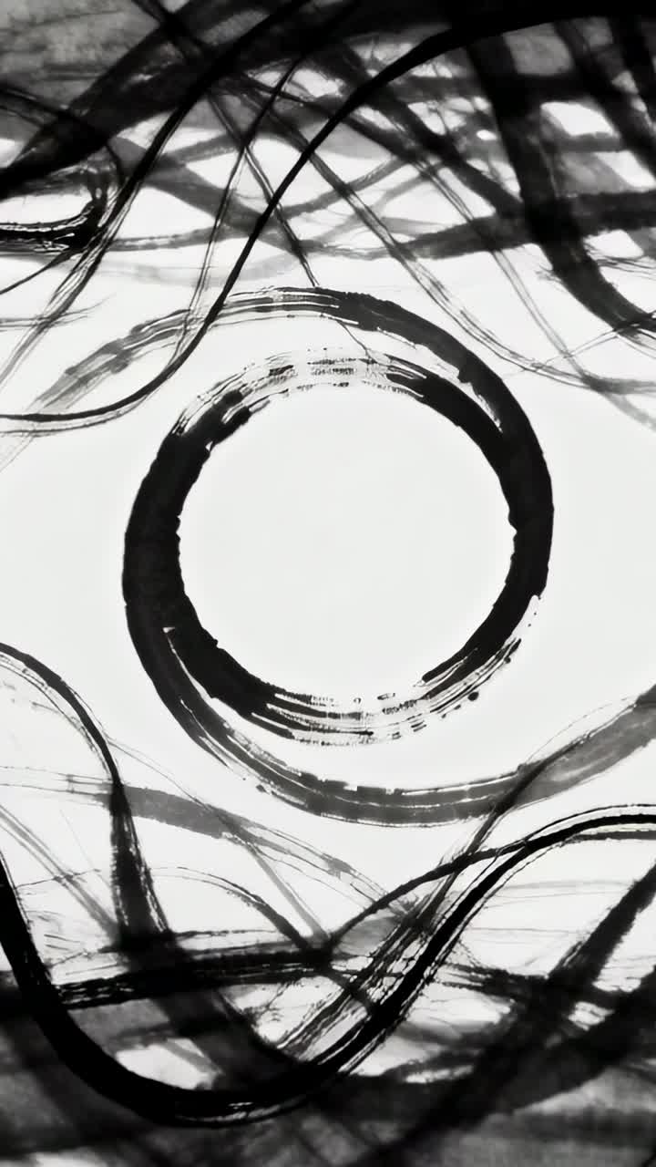 Vertikal video: Ved afspilning centreres enso, mens mærker vokser og mødes bagved og danner radial kunst