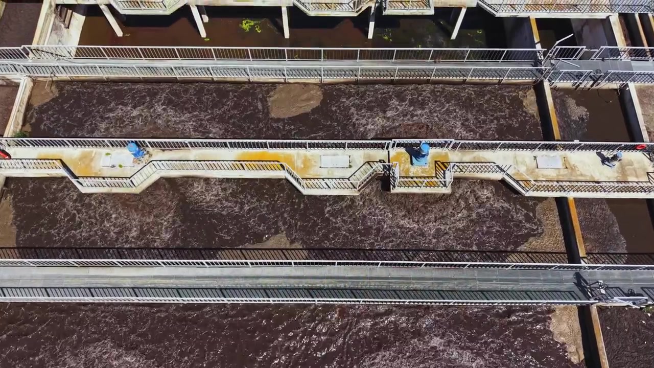 Panoramica di un bacino industriale. Vista dall'alto di impianti di trattamento industriali, con immagini ad alta quota che mostrano il design e le condizioni dei bacini di sedimentazione.