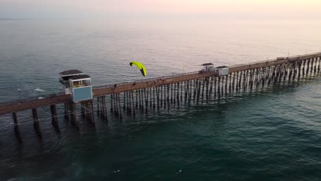 muelle de california junto al mar al atardecer