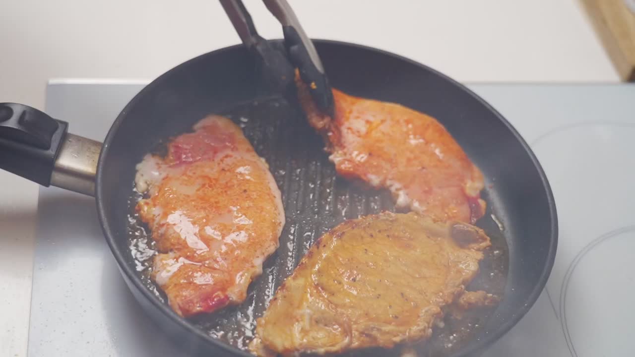Cuoco irriconoscibile che frigge filetto marinato in padella.