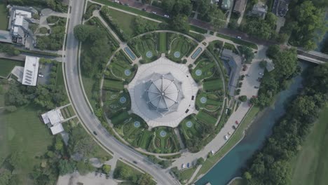 Rotación-Aérea-De-Arriba-Hacia-Abajo-De-La-Casa-De-Adoración-Baháʼí-En-Chicago