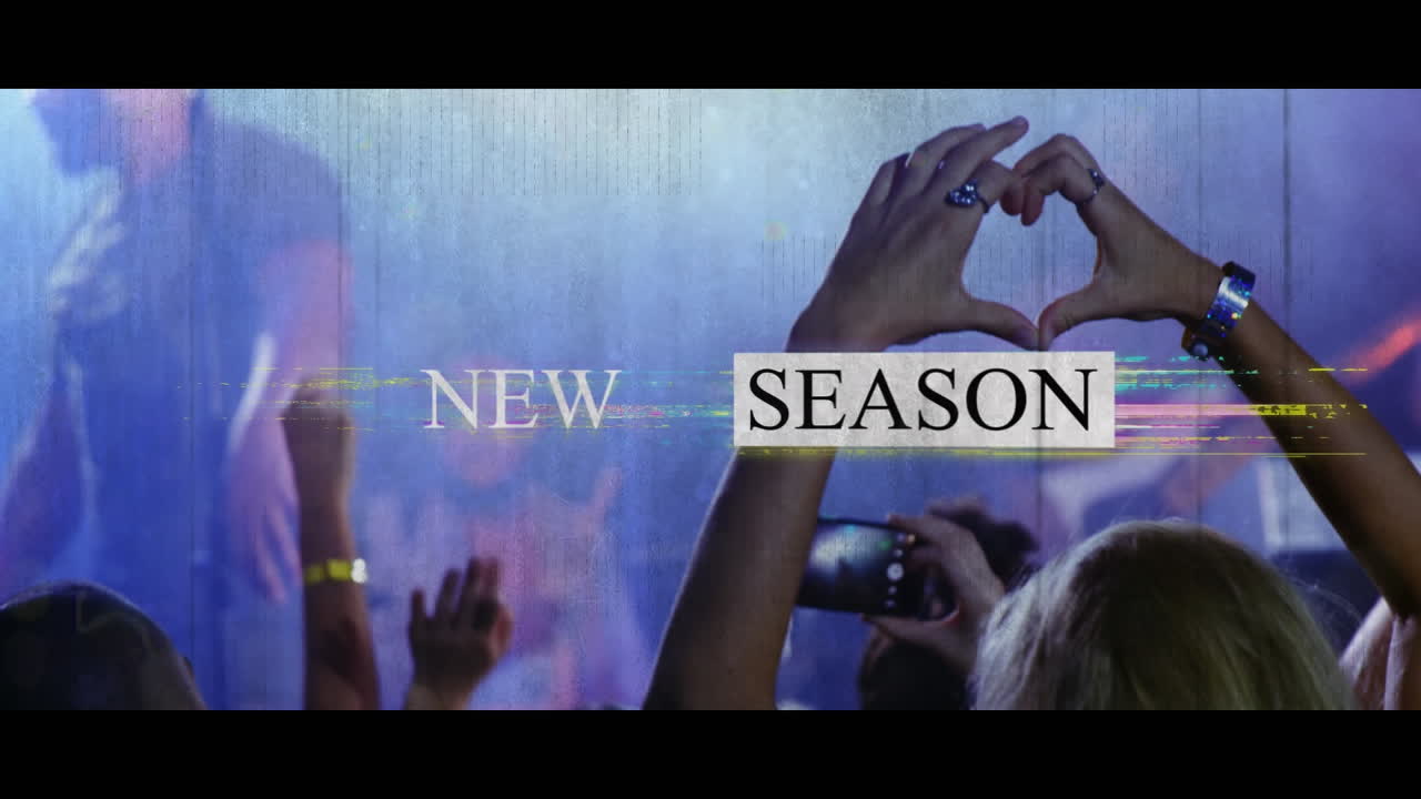 animación de la nueva temporada en texto en blanco y negro con distorsión sobre la multitud del concierto de rock