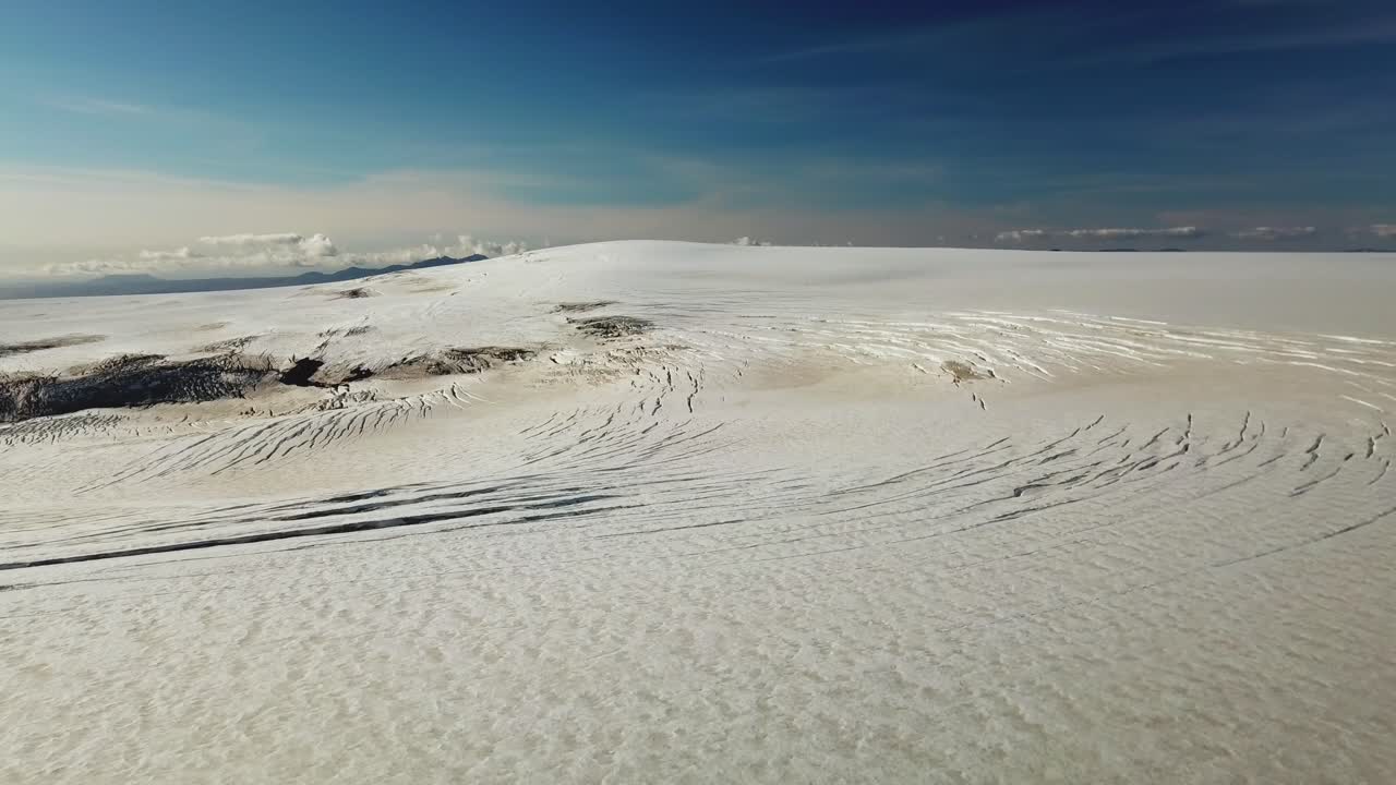밝고  ⁇ 은 날 에 구름 위 에 있는 아이슬란드 빙하 의 얼음 표면 에 있는 많은 균열 의 공중 풍경