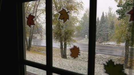 Aufnahme-Von-Schnee,-Der-Draußen-Durch-Ein-Türfenster-Fällt