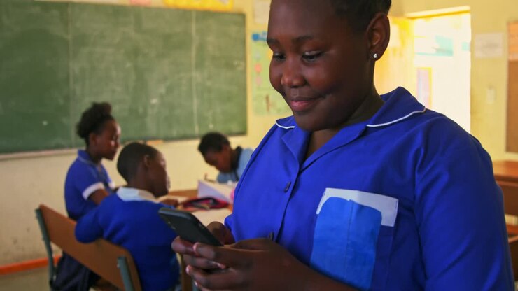 Alunna che usa lo smartphone in classe in una scuola di una township 4k