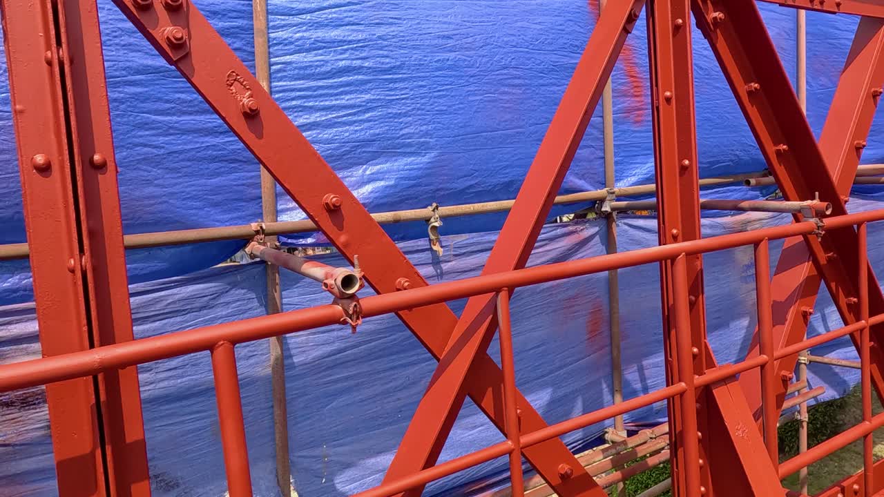 estructura de acero sobre el agua en kanchanaburi, tailandia